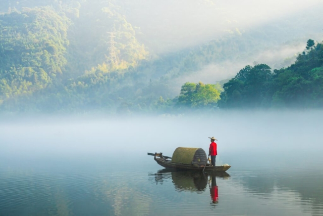 Time to go home after fishing with the dog, East Lake, Chenzhou, Hunan, China