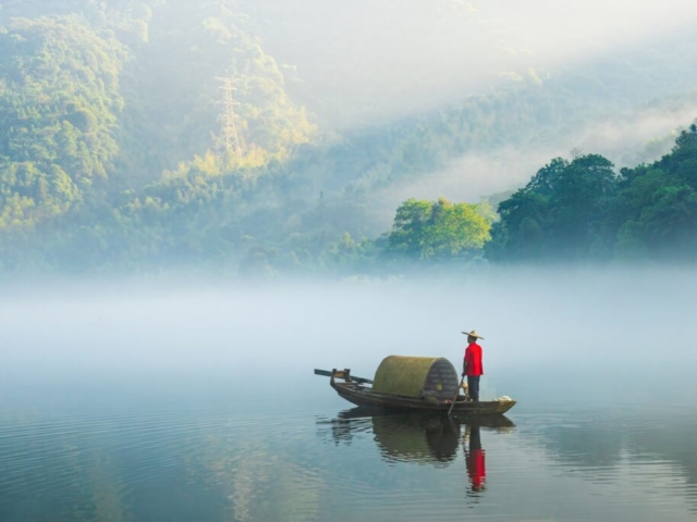 Time to go home after fishing with the dog, East Lake, Chenzhou, Hunan, China